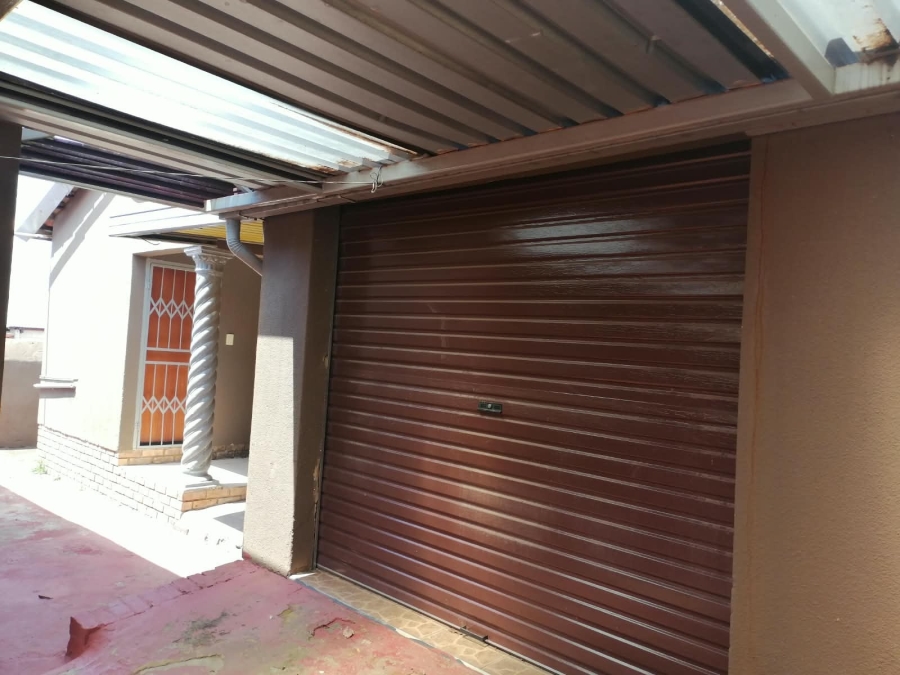 To Let 5 Bedroom Property for Rent in Tlhabane North West